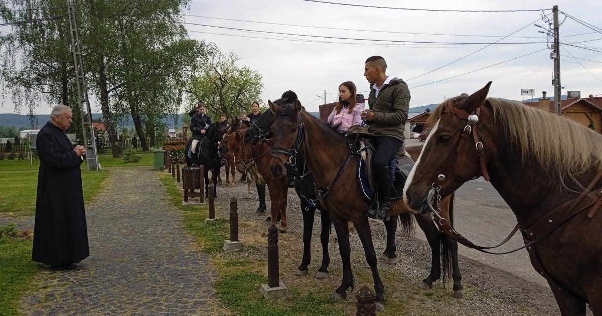 Tizedik éve zarándokolnak lóháton